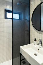 Afbeelding in Gallery-weergave laden, SQUID textile window film in bathroom color coal transparent. Applied to a shower glass